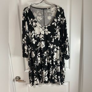 *Like New - EUC* Black/White Floral Tunic - Size 28/30